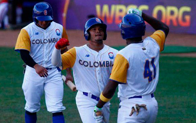 Peloteros de Colombia festejan en juego contra Cuba.