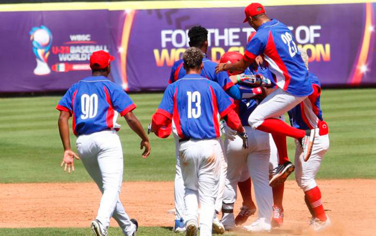 Cuba celebra victoria contra Panamá en el Súper Ronda de la Copa Mundial de Béisbol Sub 23.