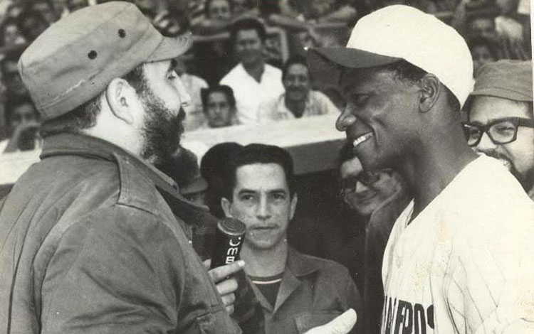 Lanzador cubano Modesto Verdura conversa con Fidel Castro.