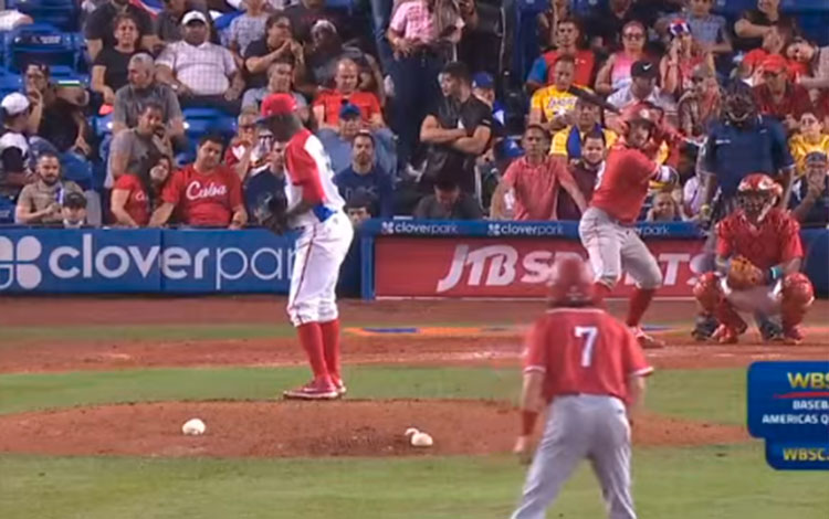 Libán Moinello lanza en el octavo inning del juego de Cuba contra Canadá.