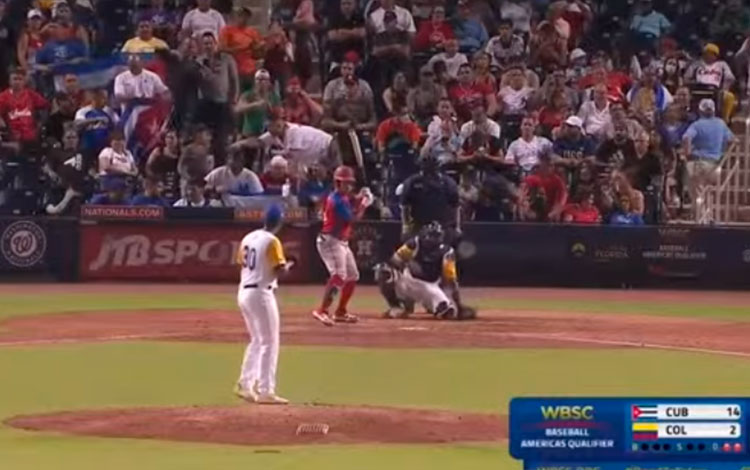 Raico Santos batea frente a Colombia en el séptimo inning.