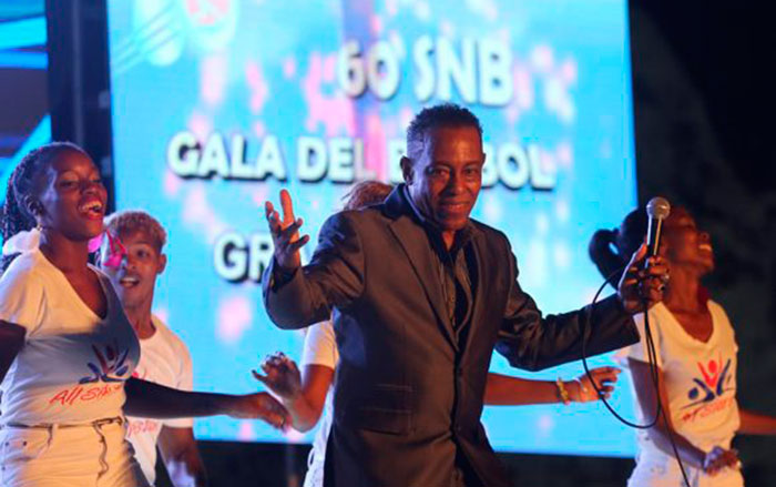 Cantante y compositor Cándido Fabré, quien recibió el sello por el aniversario 60 del Inder.