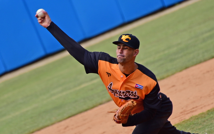 Elier Carrillo, ganador en el segundo juego entre Villa Clara y Artemisa en la 61 Serie Nacional de Béisbol, el 20 de febrero de 2022.