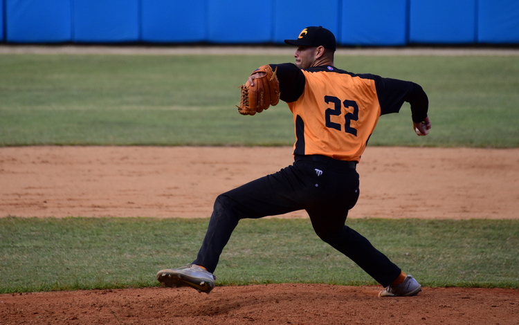 Elier Carrillo, ganador del quinto juego entre el equipo Villa Clara y Santiago de Cuba, el 27 de febrero de 2022.