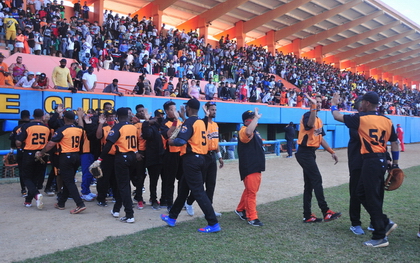 Equipo Villa Clara celebra la victoria en el segundo juego contra Las Tunas.