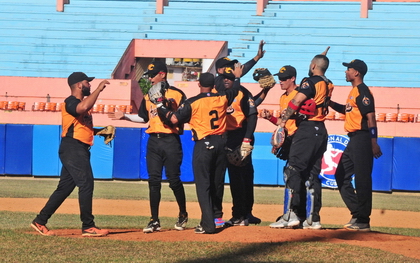 Equipo Villa Clara celebra la victoria en el segundo juego contra Las Tunas.