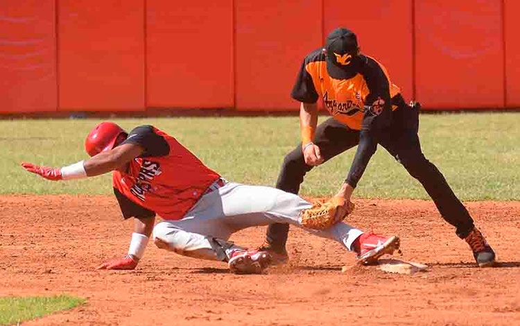 Momento del primer juego de Villa Clara contra Santiago de Cuba, el 8 de febrero de 2022.