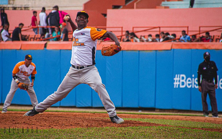 Alain Sánchez Machado, pí­cher ganador por Villa Clara en el primer juego contra la Isla de la Juventud en la 61 Serie Nacional de Béisbol.