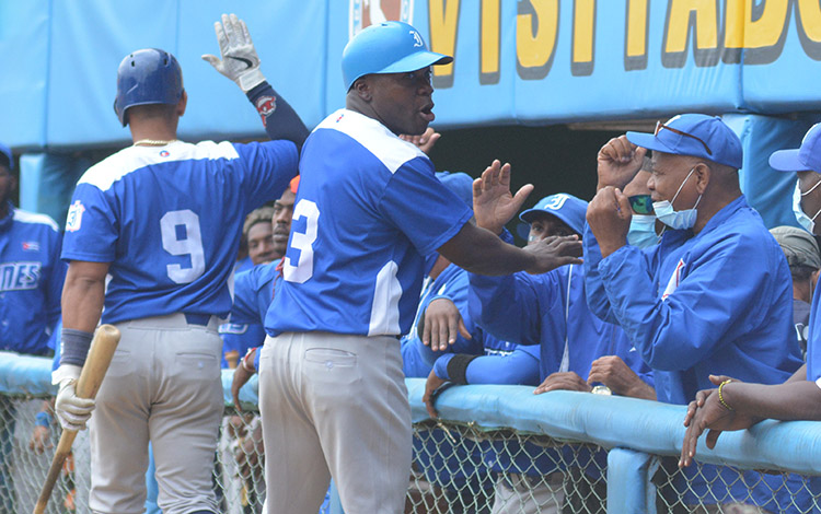 Equipo Industriales en el estadio Sandino.