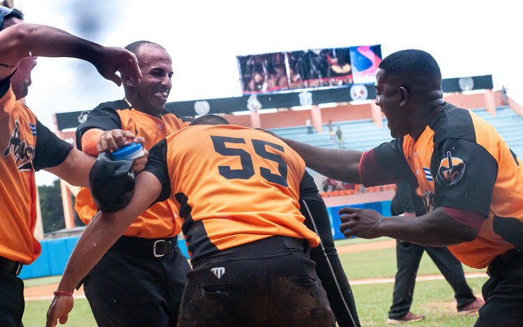 Jugadores del equipo Villa Clara celebran el octavo triunfo consecutivo.