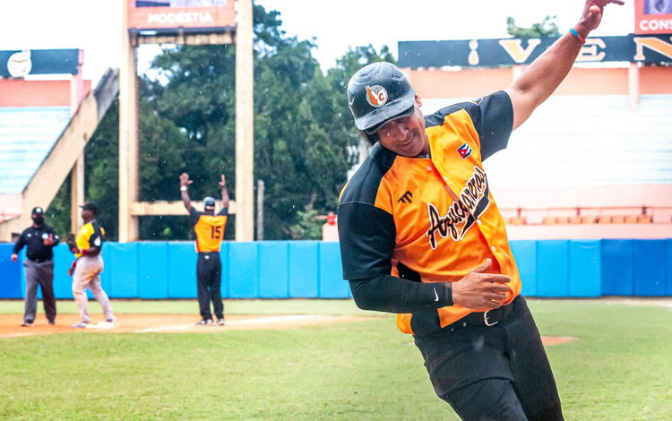 Yurién Vizcaí­no, pelotero de Villa Clara, anota la carrera del triunfo contra Guantánamo.