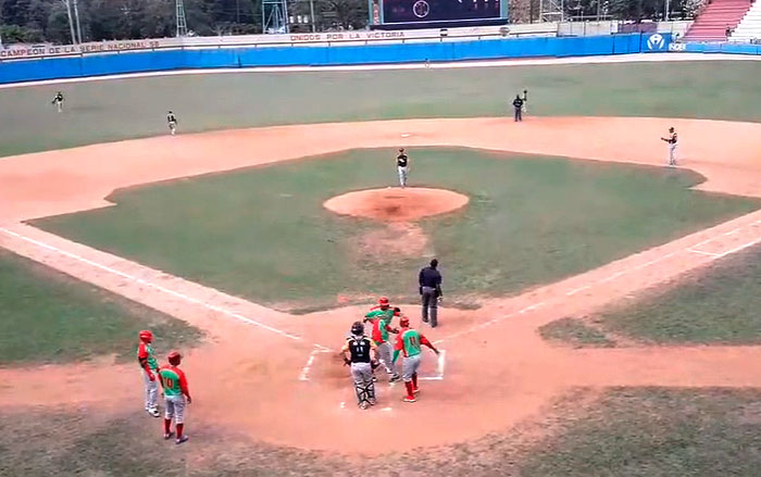 Celebración del jonrón de Rafael Viñales en el séptimo inning.