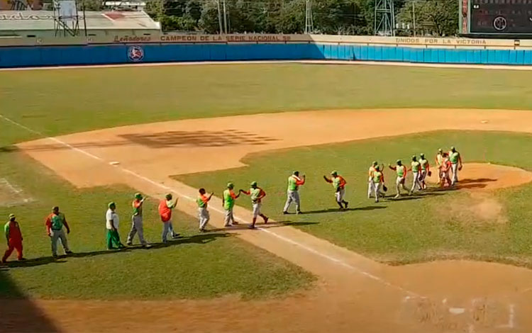 Las Tunas celebra victoria en el quinto juego contra Villa Clara.