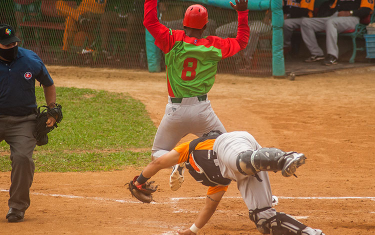 Quiala anota carrera por Las Tunas ante Villa Clara.