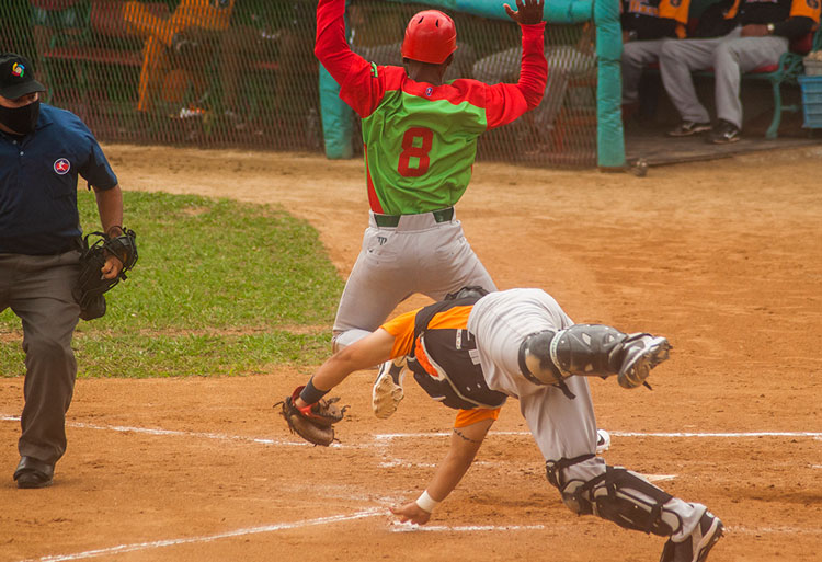 Quiala anota carrera por Las Tunas ante Villa Clara.