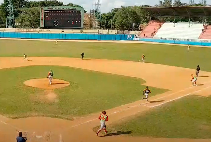 Ariel Dí­az Paret cede el último out en el noveno inning.