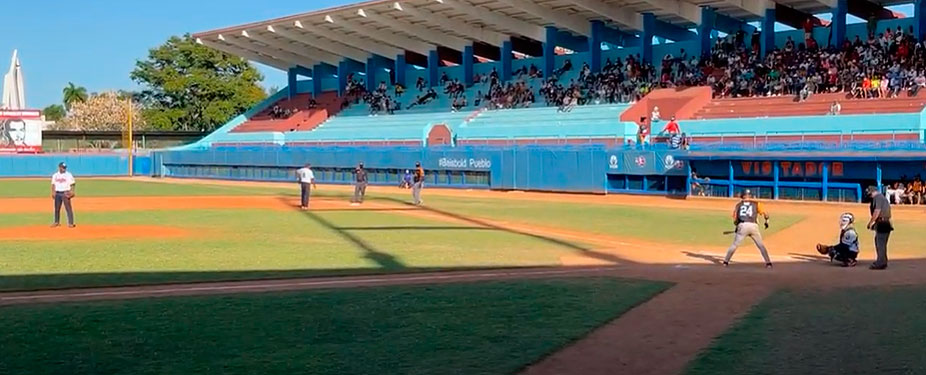 Ariel Alejandro Dí­az Paret, a punto de dar el jonrón que le darí­a a Villa Clara dos carreras de ventaja en el noveno inning. 