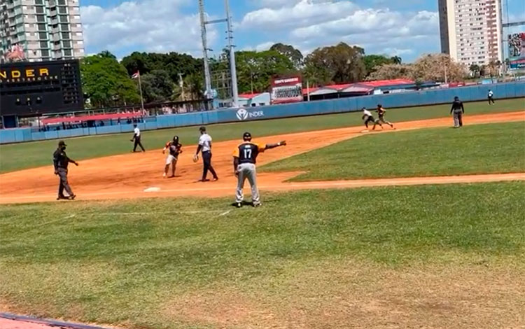 Magdiel López y Reidel Pedraza anotaron las dos primeras carreras de Villa Clara, impulsadas por triple de Juan Carlos López.