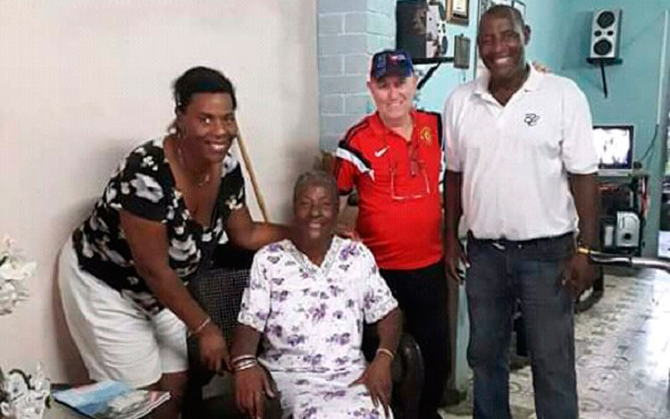 En familia. (Foto: Tomada de Radio Caibarién).