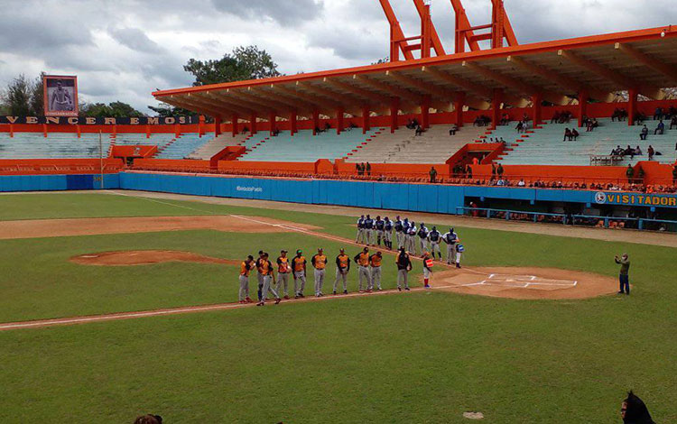 Equipos de Villa Clara y Holguín en el inicio del primer juego de la subserie, el 27 de marzo de 2022.