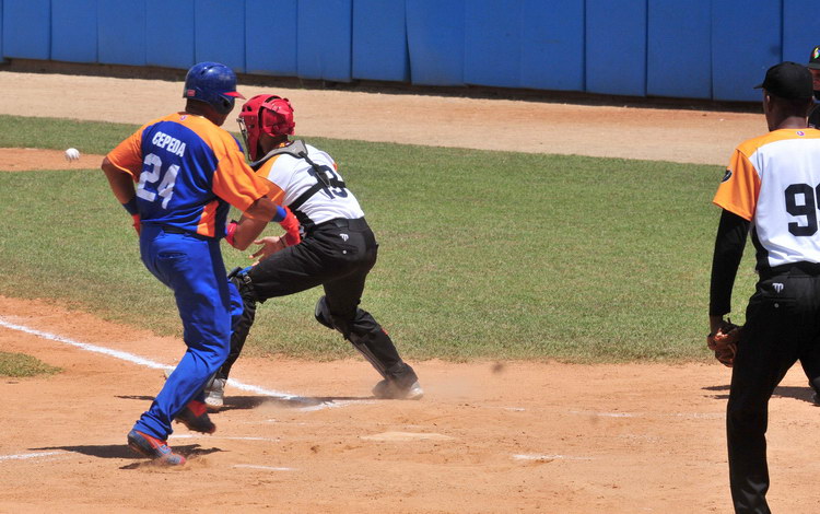 Frederich Cepeda anota carrera en el primer inning contra Villa Clara.