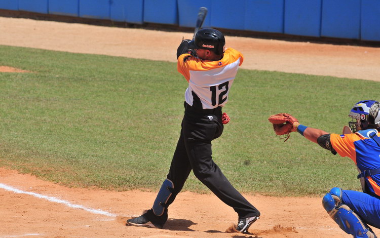 Juan Carlos López, pelotero del equipo Villa Clara de béisbol, en el tercer juego contra Sancti Spí­ritus..