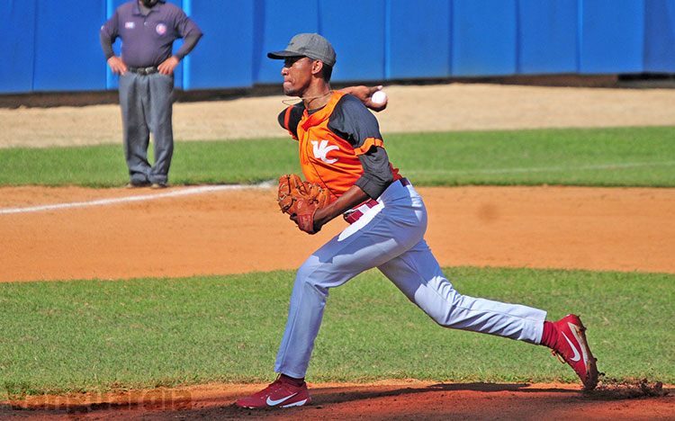 Randy Cueto ha aportado 2 triunfos e igual número de juegos salvados a  la causa de los anaranjados en el campeonato. (Foto: Carolina Vilches Monzón)