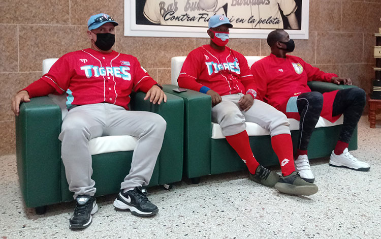 Issac Martínez, Jorge Luis Contreras y Dachel Duquesne, representantes del equipo Ciego de Ávila en la conferencia de prensa de la subserie contra Villa Clara.