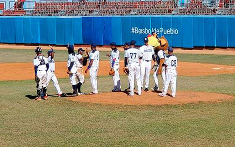 Holguín celebra la victoria en el tercer juego contra el equipo Villa Clara.