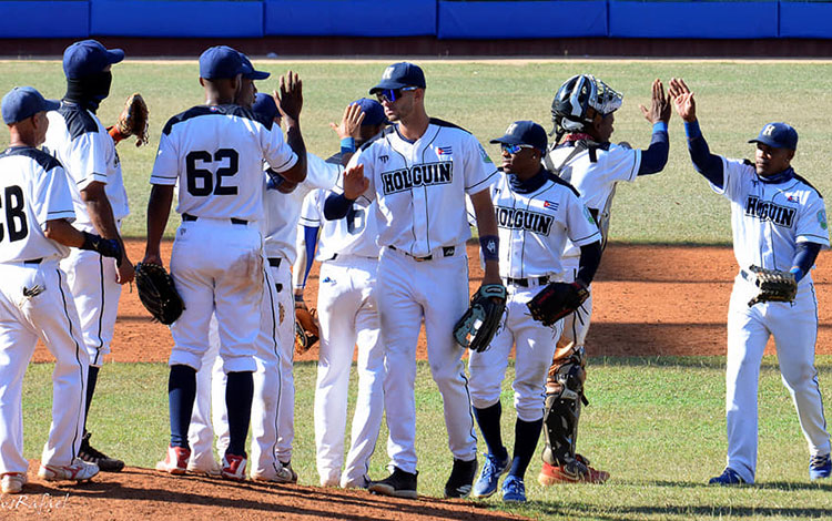 Equipo Holguín celebra victoria contra Villa Clara en el cuarto juego.