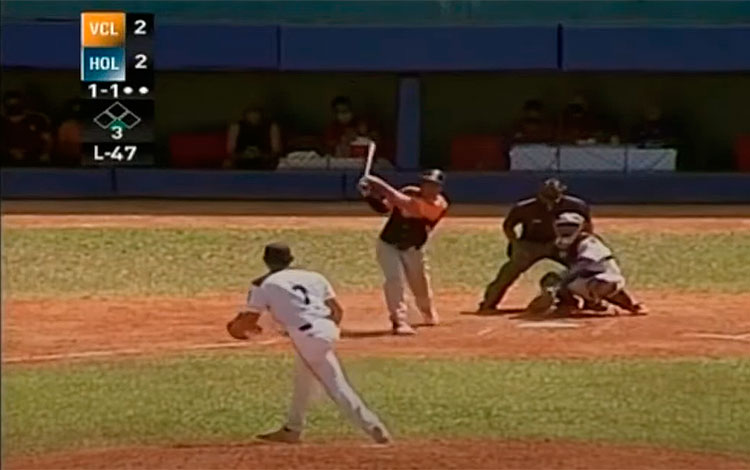 Yurién Vizcaí­no bateó jonrón en el tercer inning, que puso delante a Villa Clara, 3-2.