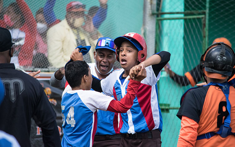 Equipo Bayamo celebra acción en el juego.