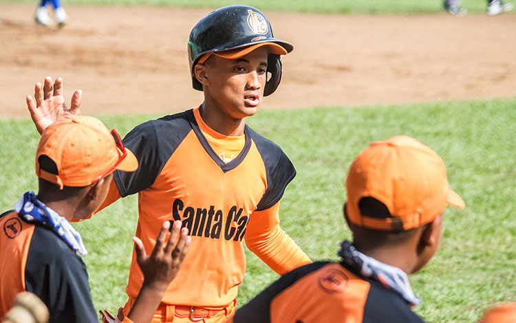 Equipo Santa Clara celebra acción en el juego.