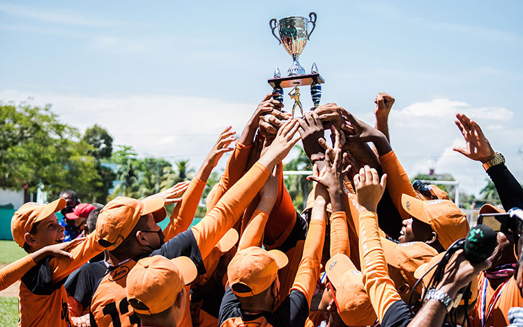 Equipo Santa Clara alza el trofeo de las Pequeñas Ligas de béisbol de Cuba.