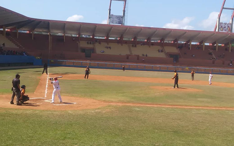 Momento del juego entre Villa Clara y Matanzas, con Alain Sánchez como lanzador.