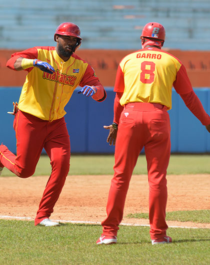 Erisbel Arruebarruena dobla por tercera tras batear su primer jonrón en el cuarto juego de Matanzas contra Villa Clara.