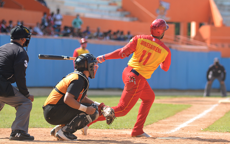 Bárbaro Erisbel Arruebarruena conectó dos jonrones en el juego.