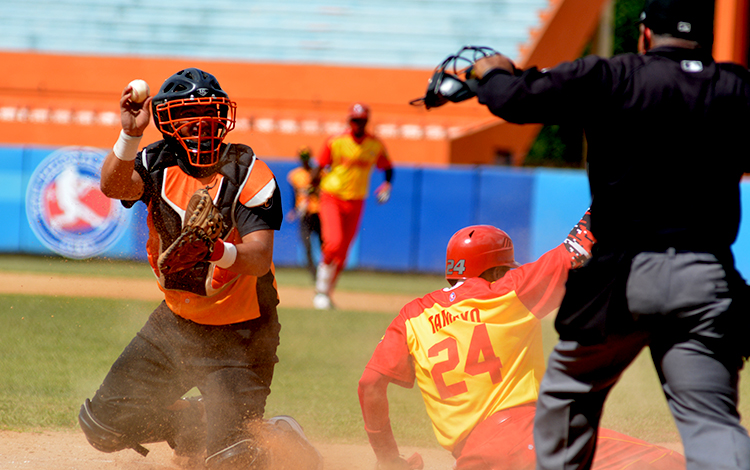 Edel Tamayo anota la tercera carrera de Matanzas en el cuarto juego contra Matanzas.