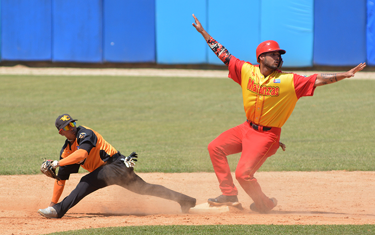 Jugada en segunda base en la que se decretó quieto al corredor Ronney Muñiz.