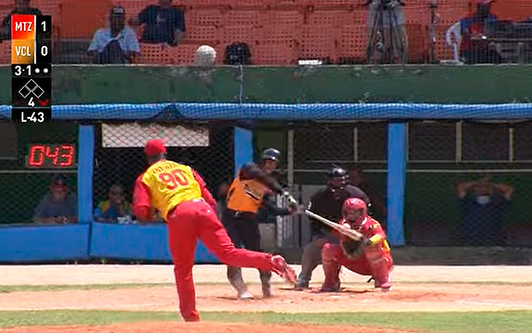 Reidel Pedraza conecta el primer jit de Villa Clara en el cuarto inning.