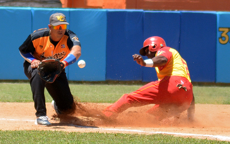 Jugada en tercera base en el juego entre Villa Clara y Matanzas.