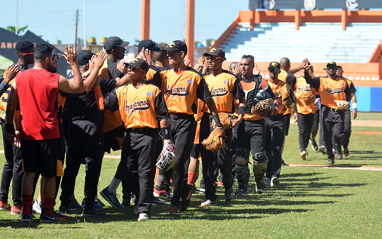 Equipo Villa Clara celebra el triunfo en el quinto juego contra Matanzas.