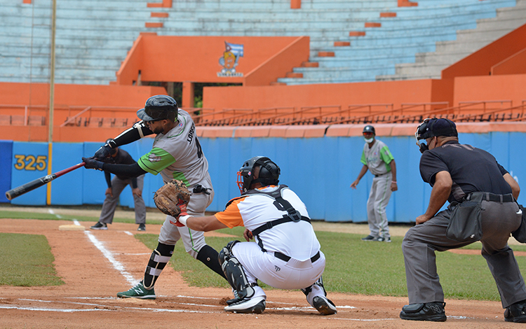 Momento del primer juego entre Cienfuegos y Villa Clara en la 61 Serie Nacional de Béisbol.