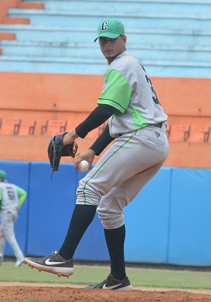 Luis Alejandro Serpa, ganador del primer juego entre Cienfuegos y Villa Clara en la 61 Serie Nacional de Béisbol.