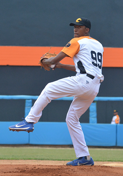 Javier Mirabal Espinosa, abridor por Villa Clara y perdedor del primer juego contra Cienguegos en la 61 Serie Nacional de Béisbol.