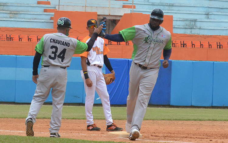 Edwin Vassel impulsó 4 carreras para Cienfuegos con un jonrón con las bases llenas.