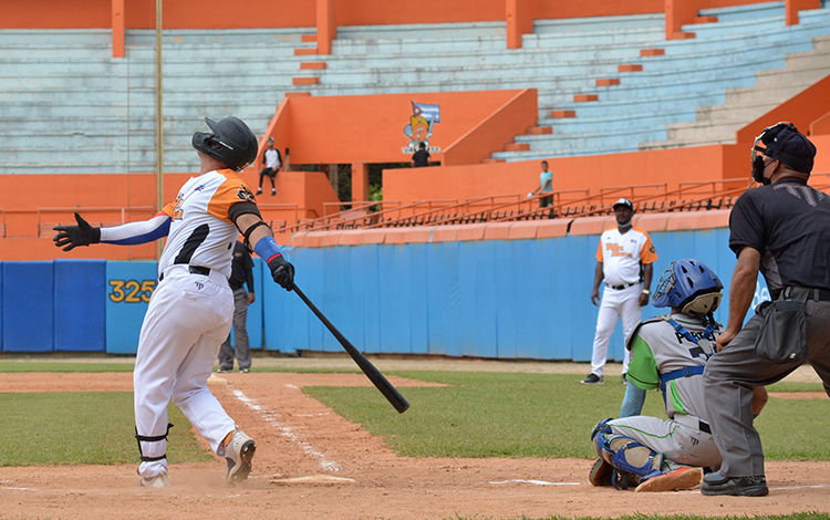 Yeniet Pérez, pelotero de Villa Clara, en juego contra Cienfuegos en el estadio Augusto César Sandino.