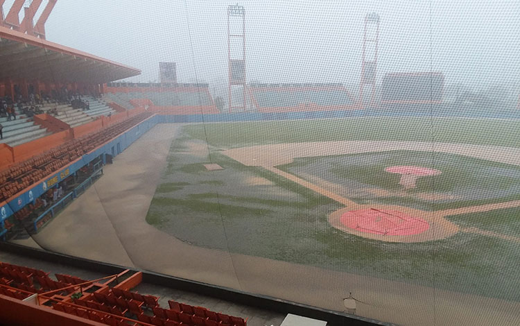 Lluvia en el estadio Sandino el miércoles 4 de mayo de 2022.