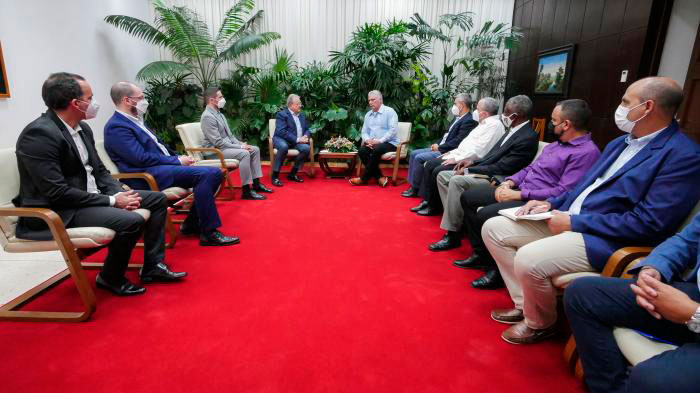 Delegaciones en el encuentro entre el presidente cubano, Miguel Dí­az-Canel Bermúdez y Riccardo Fraccari, presidente de la Federación Mundial de Béisbol y Softbol.