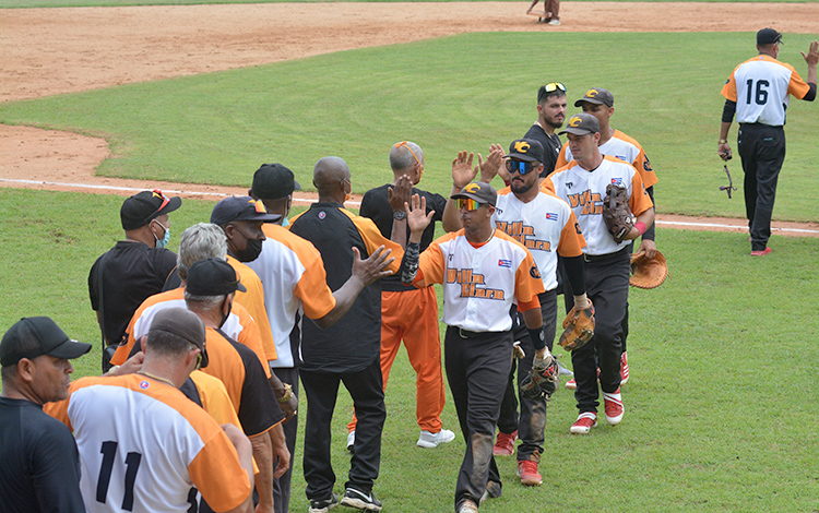 Equipo Villa Clara tras la su segunda victoria contra Artemisa en el estadio Sandino, de Santa Clara.